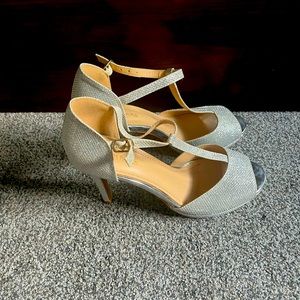 Dream Pairs silver/sparkly heels. Size 8 1/2. Open toe, strappy heels.